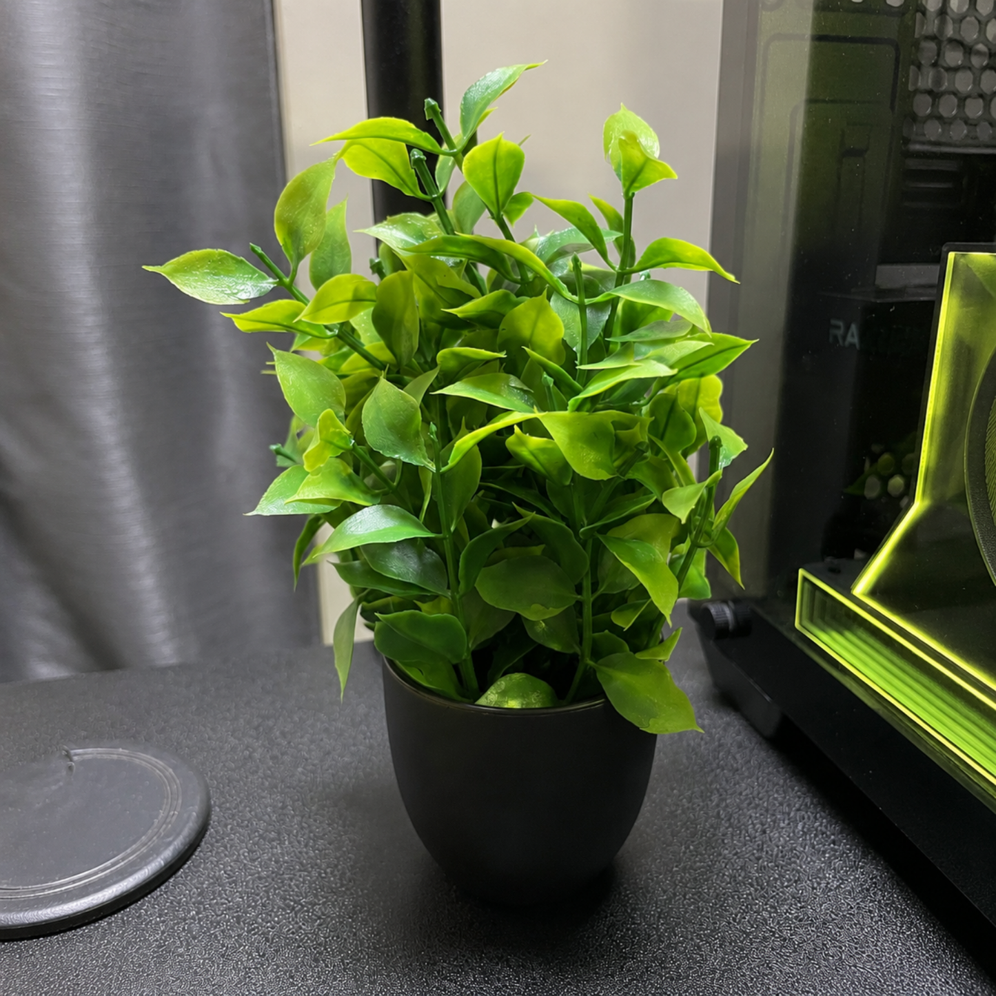 4 Black plant pots